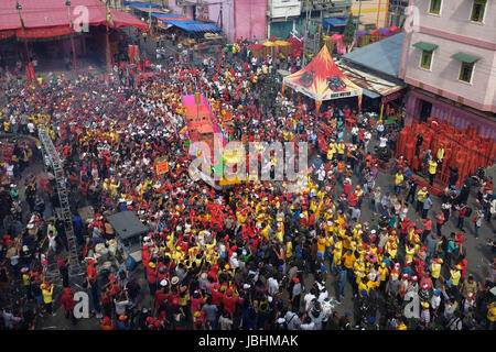 Riau. 11 Giugno, 2017. Le persone partecipano al Bakar Tongkang o la chiatta bruciare la tradizione a Bagansiapi api in Riau, Indonesia. Giugno 11, 2017. Credito: Afrianto S./Xinhua/Alamy Live News Foto Stock