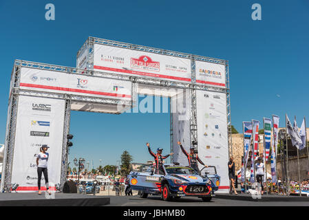 Alghero, Italia, 11 giugno 2017. Rally d'Italia Sardegna 2017, settima tappa del FIA World Rally Championship. La cerimonia di premiazione. 3 annunci: Thierry Neuville /Nicolas Gilsoul, team Hyundai Motorsport. Credito: Giacomo Altamira/Alamy Live News Foto Stock