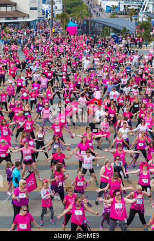 Bournemouth, Regno Unito. 11 Giugno, 2017. Centinaia di donne abbigliate in rosa prendere parte a 10k o 5k gara per gara di vita lungo il fronte mare di Bournemouth per sollevare i fondi vitali per il Cancer Research UK. Credito: Carolyn Jenkins/Alamy Live News Foto Stock