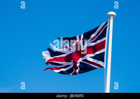 Aberystwyth Wales UK, domenica 11 giugno 2017 UK Meteo: la Union Jack flag a brandelli, al vento su un blustery estate domenica pomeriggio a Aberystwyth su Cardigan Bay costa del Galles occidentale Photo credit: Keith Morris / ALAMY Live News Foto Stock