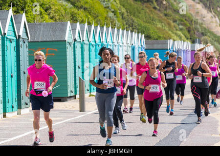 Bournemouth, Regno Unito. 11 Giugno, 2017. Centinaia di donne abbigliate in rosa prendere parte a 10k o 5k gara per gara di vita lungo il fronte mare di Bournemouth per sollevare i fondi vitali per il Cancer Research UK. Credito: Carolyn Jenkins/Alamy Live News Foto Stock