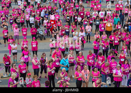 Bournemouth, Regno Unito. 11 Giugno, 2017. Centinaia di donne abbigliate in rosa prendere parte a 10k o 5k gara per gara di vita lungo il fronte mare di Bournemouth per sollevare i fondi vitali per il Cancer Research UK. Credito: Carolyn Jenkins/Alamy Live News Foto Stock