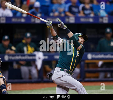 Giugno 10, 2017 - Oakland Athletics Jed Lowrie (8) colpisce nella quinta inning nel primo gioco di un doubleheader tra l atletica e i raggi al Tropicana Field, San Pietroburgo, Florida, Stati Uniti d'America. Del Mecum/CSM Foto Stock