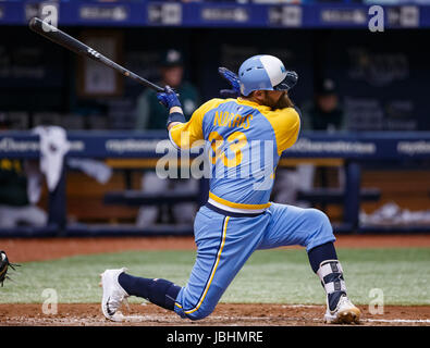 Giugno 10, 2017 - Tampa Bay Rays Derek Norris (33) colpisce le oscillazioni nel quinto inning nel primo gioco di un doubleheader tra l atletica e i raggi al Tropicana Field, San Pietroburgo, Florida, Stati Uniti d'America. Del Mecum/CSM Foto Stock