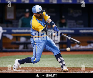 Giugno 10, 2017 - Tampa Bay Rays Derek Norris (33) colpisce le oscillazioni nel quinto inning nel primo gioco di un doubleheader tra l atletica e i raggi al Tropicana Field, San Pietroburgo, Florida, Stati Uniti d'America. Del Mecum/CSM Foto Stock