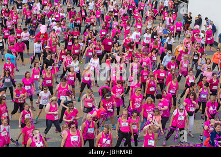 Bournemouth, Regno Unito. 11 Giugno, 2017. Centinaia di donne abbigliate in rosa prendere parte a 10k o 5k gara per gara di vita lungo il fronte mare di Bournemouth per sollevare i fondi vitali per il Cancer Research UK. Credito: Carolyn Jenkins/Alamy Live News Foto Stock