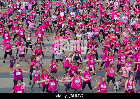 Bournemouth, Regno Unito. 11 Giugno, 2017. Centinaia di donne abbigliate in rosa prendere parte a 10k o 5k gara per gara di vita lungo il fronte mare di Bournemouth per sollevare i fondi vitali per il Cancer Research UK. Credito: Carolyn Jenkins/Alamy Live News Foto Stock