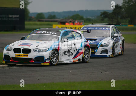 Circuito di Croft, Inghilterra, 11 giugno 2017. Colin Turkington conduce Aslhley Sutton in gara 14 del British Touring Car Championship sul circuito di Croft,ha pescato in primo luogo con Ashley un secondo di finitura. Credito: Colin Edwards/Alamy Live News. Foto Stock