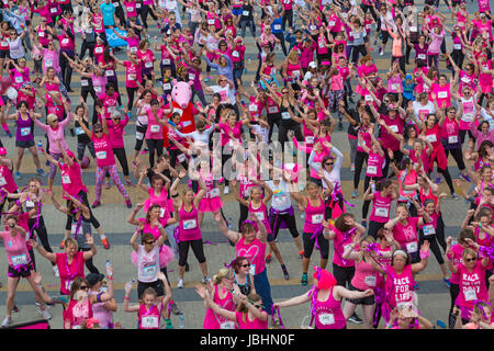 Bournemouth, Regno Unito. 11 Giugno, 2017. Centinaia di donne abbigliate in rosa prendere parte a 10k o 5k gara per gara di vita lungo il fronte mare di Bournemouth per sollevare i fondi vitali per il Cancer Research UK. Credito: Carolyn Jenkins/Alamy Live News Foto Stock