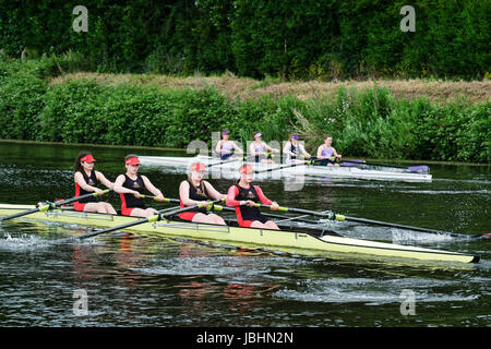 Durham, Regno Unito. 11 Giugno, 2017. Università Lancater dare loro tutti per cercare di battere Durham University durante la regata di Durham 2017. Durham ha vinto da 1 1/2 lunghezze Credito: Tim Withnall/Alamy Live News Foto Stock