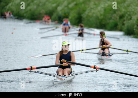 Durham, Regno Unito. 11 Giugno, 2017. Gli equipaggi fanno la loro strada indietro fino alla linea di partenza dopo aver dato loro tutti per vincere le loro gare Credito: Tim Withnall/Alamy Live News Foto Stock