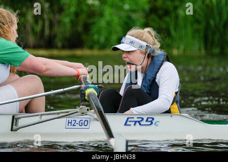 Durham, Regno Unito. 11 Giugno, 2017. Cox sulle donne del 4 equipaggio grida di incoraggiamento per il suo equipaggio. Credito: Tim Withnall/Alamy Live News Foto Stock