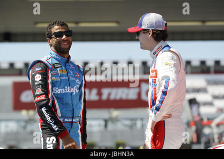 Giugno 11, 2017 - lunga vasca, PA, Stati Uniti d'America - 11 Giugno 2017 - lunga vasca, PA, Stati Uniti d'America: Darrell Wallace, Jr. (43) e Ryan Blaney (21) pongono per le foto con le loro auto prima della bandiera verde per la Pocono 400 in Pocono Raceway in lunga vasca, PA. (Credito Immagine: © Justin R. Noe Asp Inc/ASP tramite ZUMA filo) Foto Stock