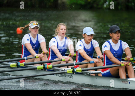 Durham, Regno Unito. 11 Giugno, 2017. Università di Newcastle Boat Club sul loro modo di battere York City Club di canottaggio a metà lunghezza di un credito: Tim Withnall/Alamy Live News Foto Stock