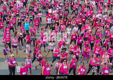 Bournemouth, Regno Unito. 11 Giugno, 2017. Centinaia di donne abbigliate in rosa prendere parte a 10k o 5k gara per gara di vita lungo il fronte mare di Bournemouth per sollevare i fondi vitali per il Cancer Research UK. Credito: Carolyn Jenkins/Alamy Live News Foto Stock