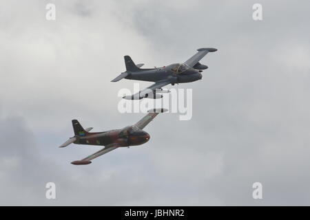 RAF Cosford, Shropshire, Regno Unito. 11 Giugno, 2017. Due BAC Strikemasters in formazione Credito: Uwe Deffner/Alamy Live News Foto Stock