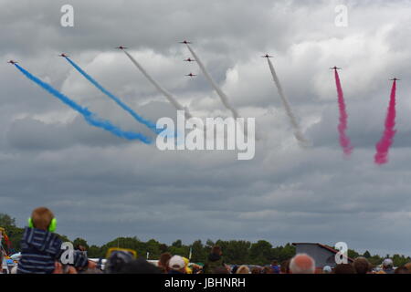 RAF Cosford, Shropshire, Regno Unito. 11 Giugno, 2017. Le frecce rosse display è stato uno dei punti salienti del credito mostra: Uwe Deffner/Alamy Live News Foto Stock