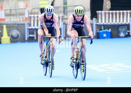 Leeds, Regno Unito. 11 Maggio 2017.Alistair Brownlee che occupa il primo posto e Jonathan Brownlee arriva al secondo posto durante il Columbia Threadneedle World Triathlon Leeds Credito: Dan Cooke/ Alamy Live News Foto Stock