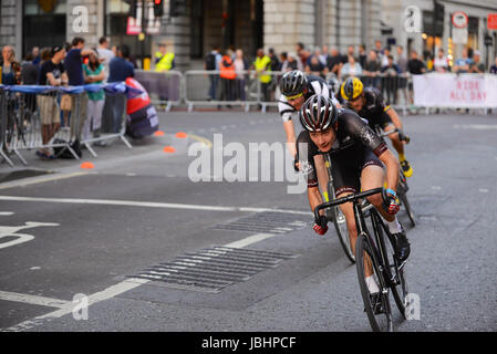 Londra, Regno Unito. Decimo Giugno, 2017. I ciclisti di corsa attraverso le strade intorno alla città di Londra durante il Rapha London Nocturne. Il criterium corse in stile avviene su un 1.3km dal centro città circuito e vide i piloti battenti passato Bank e la Cattedrale di St Paul. Credito: Michael Preston/Alamy Live News Foto Stock