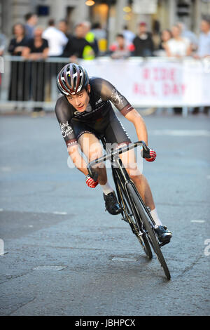 Londra, Regno Unito. Decimo Giugno, 2017. Un ciclista racing attraverso le strade intorno alla città di Londra durante il Rapha London Nocturne. Il criterium corse in stile avviene su un 1.3km dal centro città circuito e vide i piloti battenti passato Bank e la Cattedrale di St Paul. Credito: Michael Preston/Alamy Live News Foto Stock