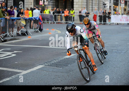 Londra, Regno Unito. Decimo Giugno, 2017. I ciclisti di corsa attraverso le strade intorno alla città di Londra durante il Rapha London Nocturne. Il criterium corse in stile avviene su un 1.3km dal centro città circuito e vide i piloti battenti passato Bank e la Cattedrale di St Paul. Credito: Michael Preston/Alamy Live News Foto Stock