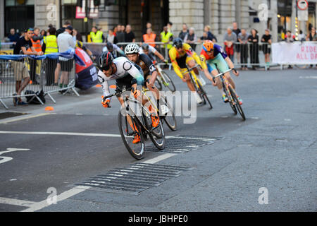 Londra, Regno Unito. Decimo Giugno, 2017. I ciclisti di corsa attraverso le strade intorno alla città di Londra durante il Rapha London Nocturne. Il criterium corse in stile avviene su un 1.3km dal centro città circuito e vide i piloti battenti passato Bank e la Cattedrale di St Paul. Credito: Michael Preston/Alamy Live News Foto Stock