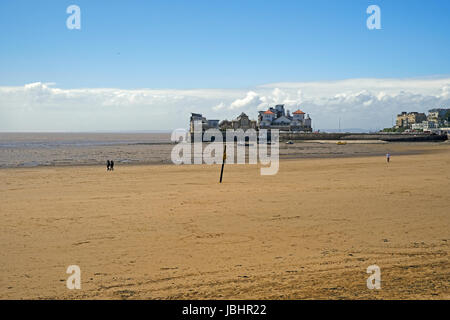 Weston-super-Mare, Regno Unito. 11 Giugno, 2017. Regno Unito: meteo solo poche persone brave il meteo e prendere per la spiaggia su un soleggiato, ma fresco e breezy day. Keith Ramsey/Alamy Live News Foto Stock