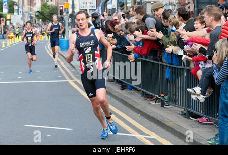 Fratelli Brownlee ai Campionati mondiali di triathlon dell'ITU, Leeds, West Yorkshire. 11th giugno 2017. I fratelli Alistair (n. 28) e Jonathan (n. 26) Brownee prendono il primo e il secondo posto nell'evento di triathlon mondiale, per rapirne la pupausa nella loro città natale Foto Stock