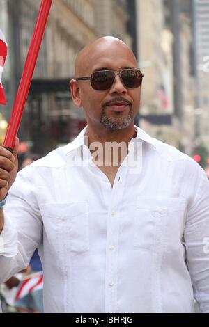 New York, NY, STATI UNITI D'AMERICA. 11 Giugno, 2017. Bronx Borough President Ruben Diaz nel 2017 nazionale di Puerto Rican Day Parade di New York New York il 11 giugno 2017. Credito: Rainmaker foto/media/punzone Alamy Live News Foto Stock