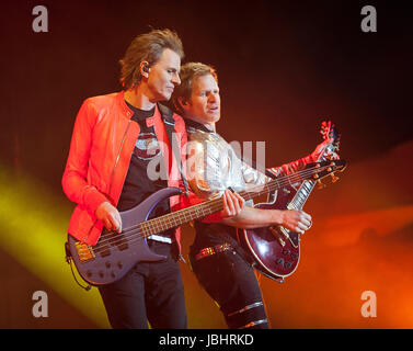 7 aprile 2017 - Wilmington, Carolina del Nord, Stati Uniti d'America - bassista chitarrista JOHN TAYLOR e il chitarrista DOM BROWN della band Duran Duran si esibisce dal vivo come parte del 2017 North Carolina Azalea Festival che ha avuto luogo nel centro di Wilmington Copyright 2017 Jason Moore. Credito: Jason Moore/ZUMA filo/Alamy Live News Foto Stock