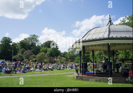 Godalming, Regno Unito. 11 giugno 2017. La banda di venti cinque miglia a giocare alla folla godendo il sole presso la musica nel Parco evento in Godalming. Jason legno/Alamy Live News Foto Stock