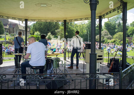 Godalming, Regno Unito. 11 giugno 2017. La banda di venti cinque miglia a giocare alla folla godendo il sole presso la musica nel Parco evento in Godalming. Jason legno/Alamy Live News Foto Stock