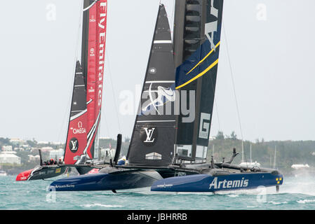 Il grande suono, Bermuda. 11 Giugno, 2017. Emirates Team New Zealand e Artemis Racing (SWE) in gara 4 della Louis Vuitton America's Cup Challenger playoff finali. Artemis ha vinto la gara a livello di classifica a 2 - 2. Credito: Chris Cameron/Alamy Live News Foto Stock