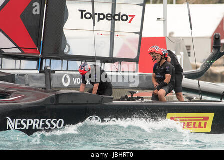 Il grande suono, Bermuda. 11 Giugno, 2017. Sorrisi a bordo di Emirates Team New Zealand dopo aver vinto una stretta finale di gara 6 della Louis Vuitton America's Cup Challenger finali spareggio contro Artemis Racing (SWE) . Credito: Chris Cameron/Alamy Live News Foto Stock