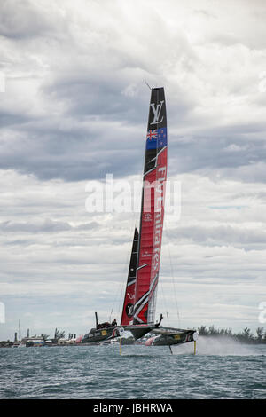 Il grande suono, Bermuda. 11 Giugno, 2017. Emirates Team New Zealand in gara 5 della Louis Vuitton America's Cup Challenger playoff finali. ETNZ ha vinto la gara di andare avanti per 3 - 2. Credito: Chris Cameron/Alamy Live News Foto Stock