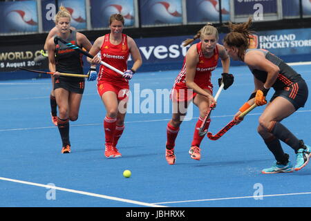 Londra, Regno Unito. 11 Giugno, 2017. Sarah Haycroft (ITA) e Frerique Matla (NED) nel Investec International - Donne Hockey Inghilterra e Paesi Bassi. Lee Valley Hockey e Tennis Centre di Londra, UK Credit: Concedere Burton/Alamy Live News Foto Stock