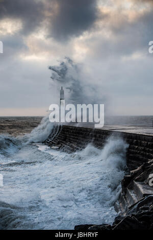 Aberystwyth Wales UK, domenica 11 giugno 2017 UK Meteo: Unseasonal gale force venti e alte maree si combinano per portare enormi onde si infrangono in mare difese in Aberystwyth, Galles Alla fine del giorno Photo credit: Keith Morris/Alamy Live News Foto Stock