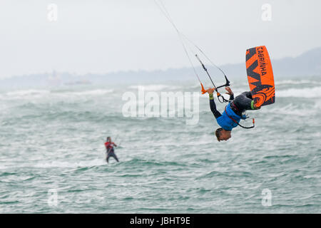 Beachlands, Hayling Island. 11 giugno 2017. La Vergine di Kitesurf Armada ha avuto luogo off Hayling Island oggi con ottimo vento e onde. Kitesurfisti rendendo la maggior parte delle condizioni off Beachlands, Hayling Island, Hampshire. Credito: James jagger/Alamy Live News Foto Stock