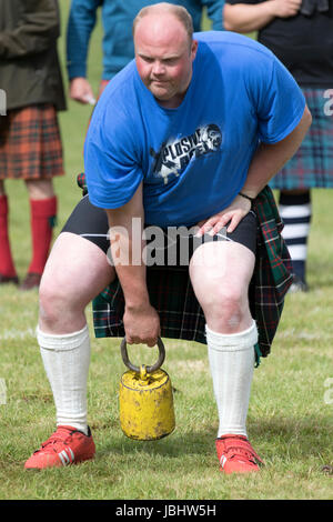 Glamis, Scozia - Giu 11, 2017: Craig Sinclair a competere in peso al di sopra del Bar evento a Strathmore Highland Games che si sono svolti a Glamis Castle, Scotland Credit: AC Immagini/Alamy Live News Foto Stock