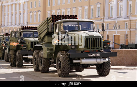 San Pietroburgo, Russia - 9 Maggio 2017. Celebrazione del giorno della vittoria: Il BM-21 'Grad'. Lanciarazzi multipli. Foto Stock