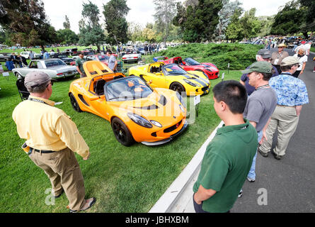 Los Angeles, Stati Uniti d'America. 11 Giugno, 2017. I visitatori guardano classic cars durante il San Marino Motor Classic show a San Marino, California, Stati Uniti, il 11 giugno 2017. Credito: Zhao Hanrong/Xinhua/Alamy Live News Foto Stock