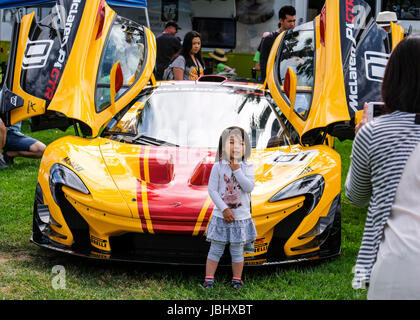 Los Angeles, Stati Uniti d'America. 11 Giugno, 2017. Una ragazza pone di fronte a un classico auto durante il San Marino Motor Classic show a San Marino, California, Stati Uniti, il 11 giugno 2017. Credito: Zhao Hanrong/Xinhua/Alamy Live News Foto Stock