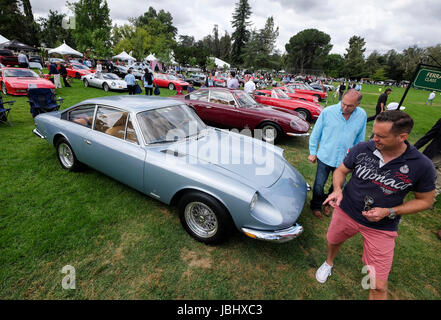 Los Angeles, Stati Uniti d'America. 11 Giugno, 2017. I visitatori guardano classic cars durante il San Marino Motor Classic show a San Marino, California, Stati Uniti, il 11 giugno 2017. Credito: Zhao Hanrong/Xinhua/Alamy Live News Foto Stock