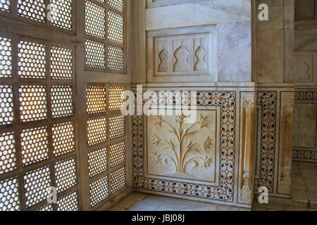 Traliccio jali schermo e parete decorata all'interno del Taj Mahal, Agra, Uttar Pradesh, India. Fu costruito nel 1632 dall'imperatore Mughal Shah Jahan in casa th Foto Stock