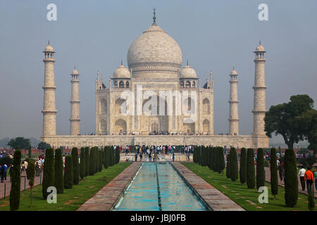 Taj Mahal con piscina riflettente in Agra, Uttar Pradesh, India. Esso fu costruito nel 1632 dall'imperatore Shah Jahan come memoriale per la sua seconda moglie Mumtaz Maha Foto Stock