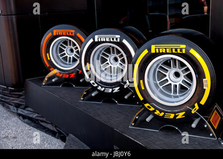JEREZ DE LA FRONTERA, Spagna - Feb 05: esposizione dei diversi set di pneumatici Pirelli per il campionato di Formula 1 del 2013 in febbraio 05 , 2013, a Jerez de la Frontera , Spagna Foto Stock