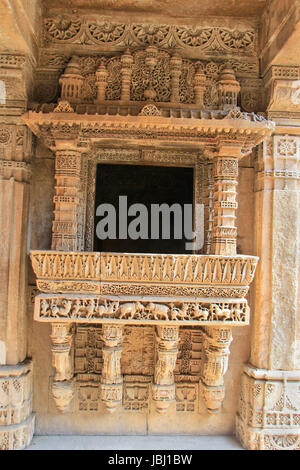 Altamente decorativo, inciso balcone in pietra a Adalaj passo ben in Ahmedabad, Gujarat, India, Asia Foto Stock