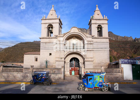 La Chiesa cattolica in Plaza de Armas in Chivay, Perù. Chivay è la capitale della provincia di Caylloma. Foto Stock
