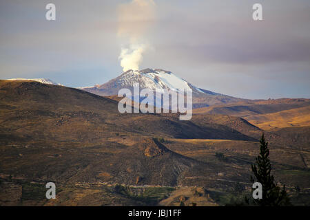 Vista del Vulcano Sabancaya nelle Ande del Perù meridionale. È il vulcano più attivo in Perù Foto Stock