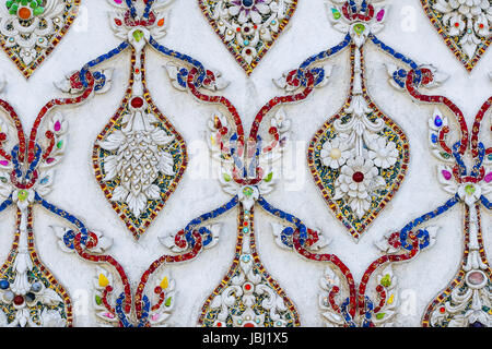 Thai tradizionale arte in stucco decorato con ceramiche e vetri di colore. Foto Stock